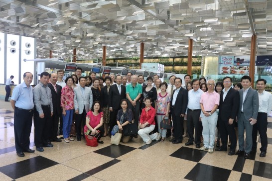 駐新加坡代表處謝發達代表伉儷於7月15日離任返臺，新加坡各界友人及臺商、僑胞均到機場送行。