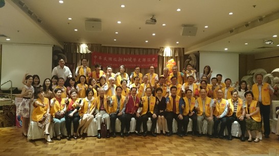 駐新加坡代表處代表謝發達(第一排中) 7月1日出席中華民國旅新榮光聯誼會紀念抗戰勝利七十週年活動。