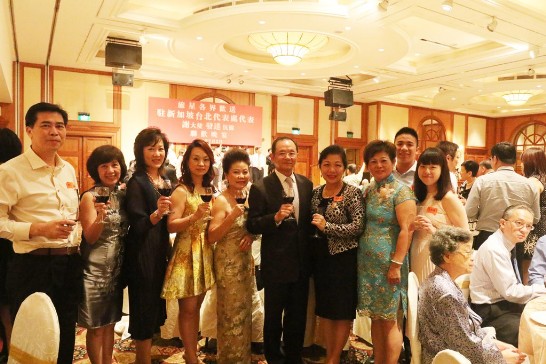 旅新各界7月2日歡送駐新加坡代表處謝發達代表（右四），「世界華人工商婦女企管協會」會長黃玉環（左五）率會員出席。