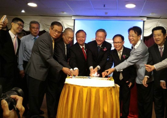 駐新加坡代表處張大同代表（中）與僑務委員陳正吉（右二）、「同德書報社」湛承憲社長（右三）切蛋糕慶祝新加坡建國50年暨該社105年社慶。