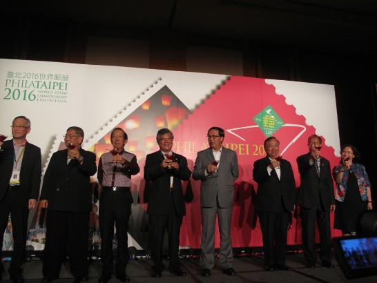 駐新加坡代表處代表張大同（左三）、中華郵政公司董事長翁文祺（左四）邀請「臺北之夜」出席貴賓共同舉杯預祝「臺北2016世界郵展」圓滿成功。