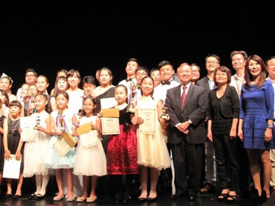 駐新加坡代表處代表張大同（前排左三）應邀出席新加坡「萊佛士國際青少年藝術節」頒獎典禮。