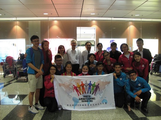 駐新加坡代表處副代表黃健良與「中華民國國際青年大使團」在機場合影。