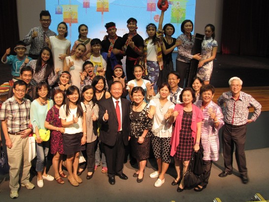 駐新加坡代表處代表張大同（第一排中）出席新加坡「新躍大學」中秋晚會，慰勞宋文成團長（右一）所率領的中華民國國際青年大使團精采演出。