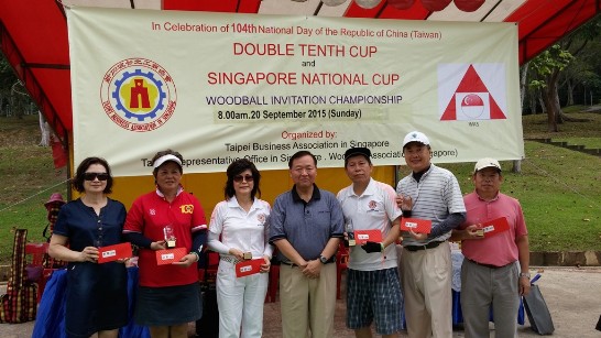 駐新加坡代表處代表張大同(中)與104年國慶盃木球賽男子及女子組冠、亞、季軍合影。