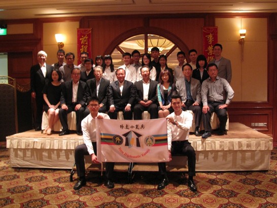 張大同代表(舞台上第一排左四)於1月24日主持餐會，邀請新加坡各界及我留學生出席與第14屆「外交小尖兵」代表團交流。