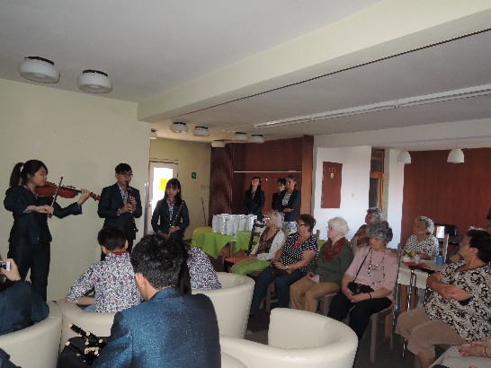 國際青年大使拜會斯國「第三年齡之家」老人安養院