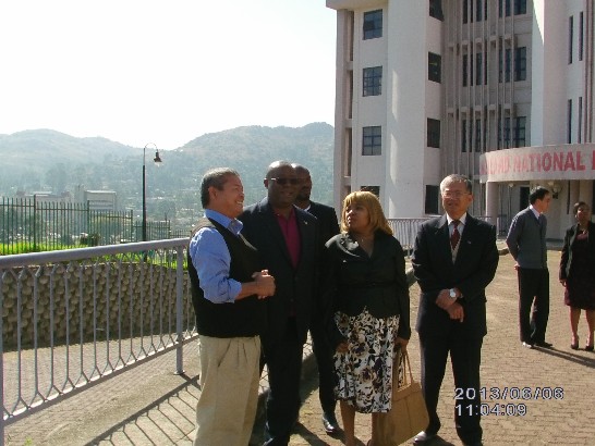 Ambassador Tsai leads the Diplomatic Corps to see Swaziland's first Taiwan made solar panels