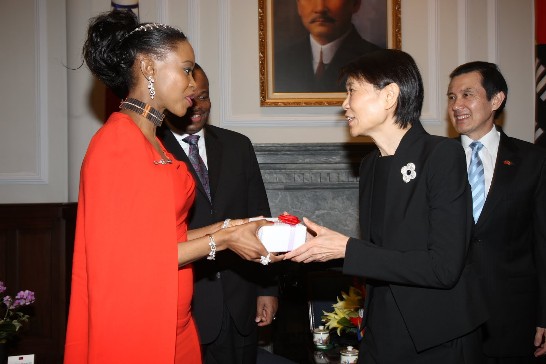 Madam Chou Mei-Ching presented a souvenir to HRH Inkhosikati LaNgangaza.