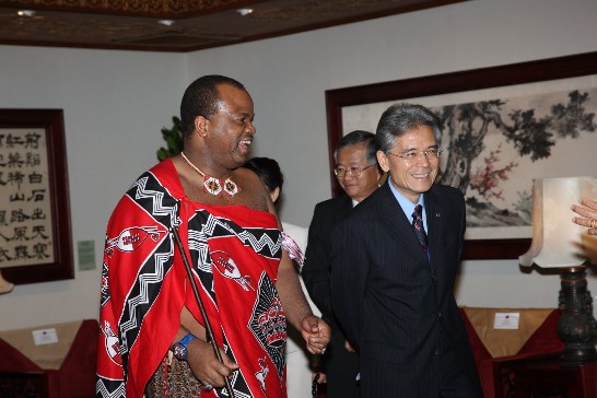 Mr. Simon Shen-Yeaw Ko, Deputy Minister of Foreign Affairs and HMK Mswati III at the airport