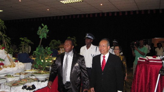 陳大使經銓夫婦10月10日陪同史王特使Prince Thumbumuzi步入國慶酒會會場