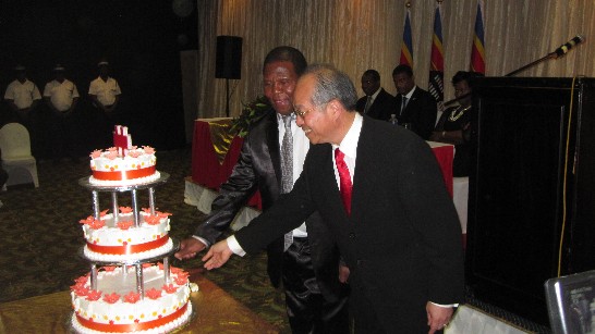 陳大使與史王特使Prince Thumbumuzi於國慶酒會一起合切慶祝生日蛋糕