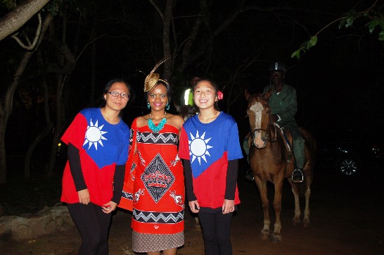 國人蔡安妡同學、蔡安宜同學於4月14日參加史國長公主Chief Maiden Sikhanyiso創辦之少女花基金會(Imbali Foundation)成立大會。