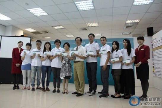 11由國泰航空贊助機票的旅行家與世界公民文化協會理事長呂學海、國泰航空總經理羅穎怡合照。