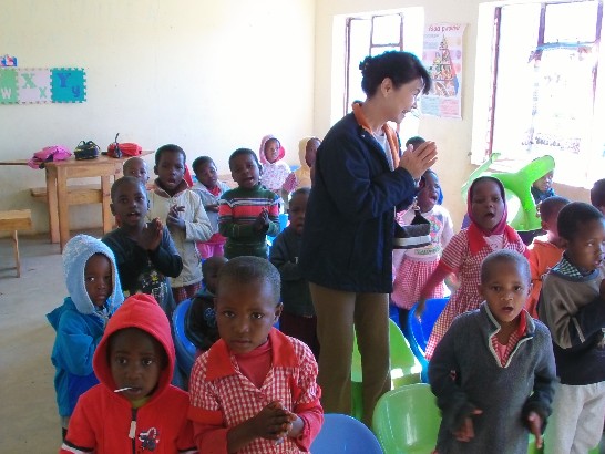 蔡大使夫人林玲玉女士訪視孤兒並向孤兒們道別