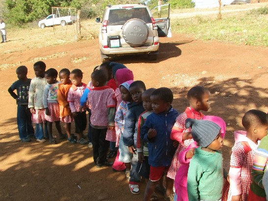 Bush Dlamini孤兒院的孤兒等著領禮物