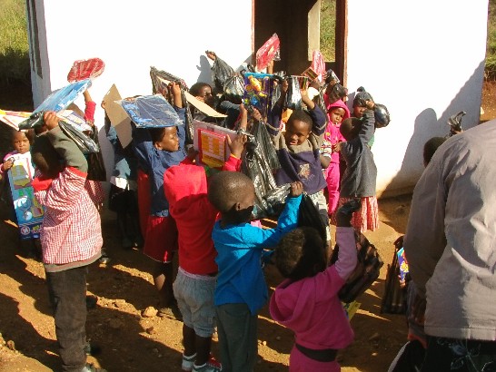Bush Dlamini孤兒院的孤兒們開心地舉起禮物