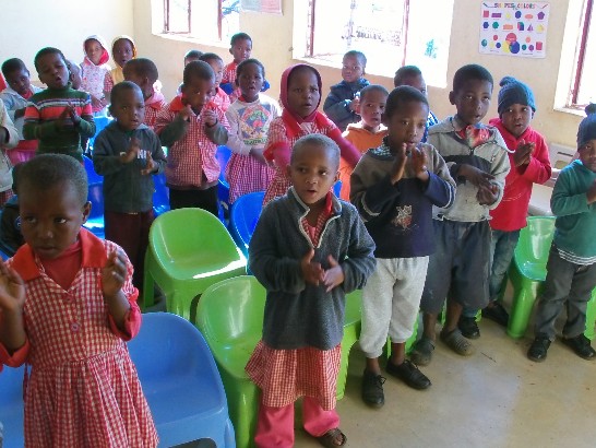 蔡大使夫人前往Mandulo地區的Bush Dlamini孤兒院向孤兒們道別。