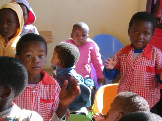蔡大使夫人前往Mandulo地區的Bush Dlamini孤兒院向孤兒們道別。 