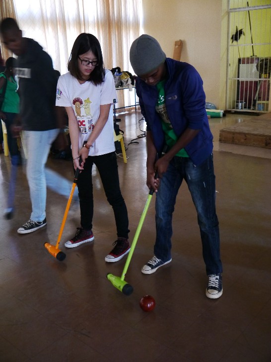 青年大使教史瓦濟蘭大學學生打木球的正確打法