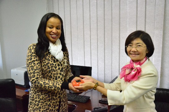 青年大使團領隊李教授贈紀念品給史國文化部長樂芙