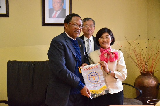 中山醫學大學青年大使團領隊贈紀念品給史國副總理馬速庫