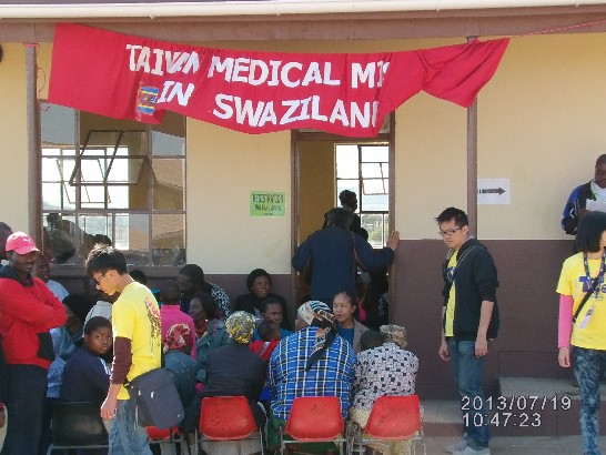 醫療團7月19日前往Matata地區義診當地病患排隊中