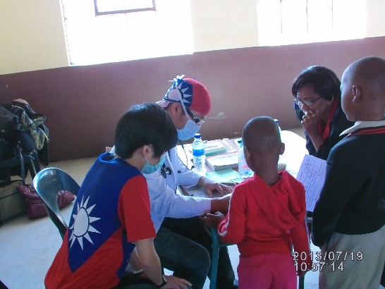 青年大使協助醫療團7月19日在Matata地區義診看牙