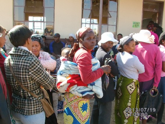 醫療團7月19日在Matata地區義診當地婦人背小孩趕來排隊等候
