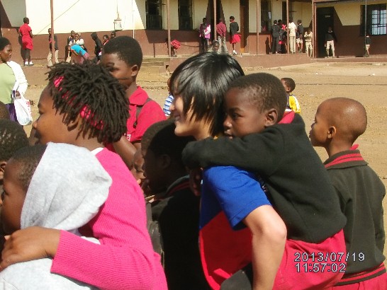 醫療團7月19日前往Matata地區義診青年大使許心華背著當地小孩一起玩