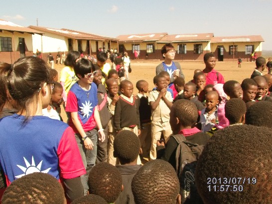 醫療團7月19日前往Matata地區義診青年大使與當地小孩一起玩