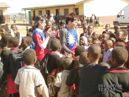 駐史國醫療團7月19日在Matata地區義診當地孩子圍著青年大使