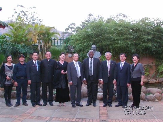 吳委員長英毅7月1日蒞臨駐史瓦濟蘭大使館訪問與僑領及史國政要在經國先生銅像前合影