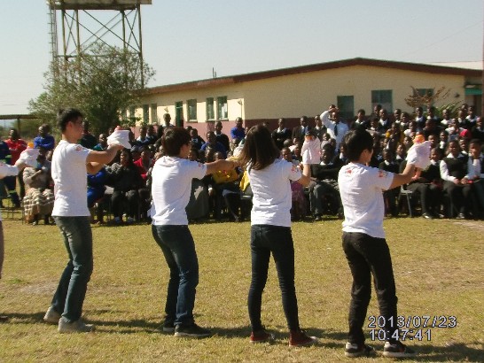 青年大使7月23日在Mpaka High School以台灣布偶舞對抗史國傳統男勇士舞