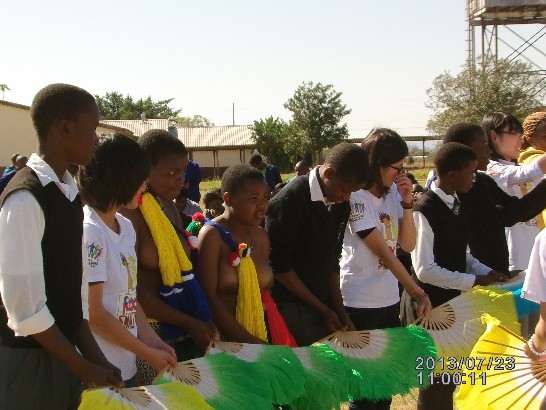 青年大使7月23日與Mpaka High School女學生混合帶動跳扇子舞