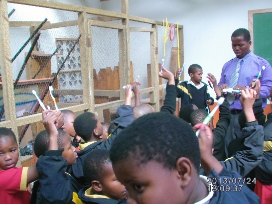 青年大使清點Southern Africa Nazarene University附屬小學生，拿到牙刷的請舉手