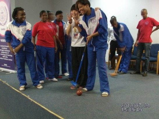 青年大使教Southern Africa Nazarene University學生打木球的正確方法