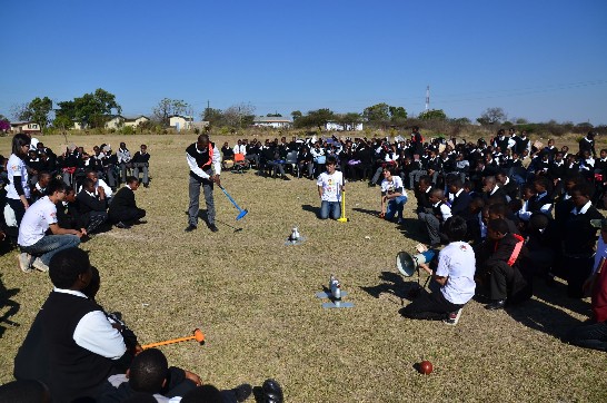 青年大使教Mpaka高中生打木球-全校都在看