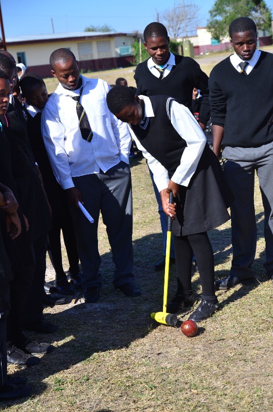 青年大使教Mpaka高中生打木球