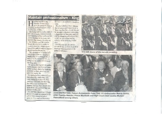 史國8月9日警察節蔡大使明耀(左一)與美國大使Makila James(左二)、副總理馬速庫(右二)及Prince Masitsela(右一)坐在觀禮台第一排。