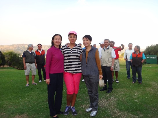 史國王家高爾夫俱樂部(Royal Swazi Golf Club)歡送蔡大使明耀及夫人聯誼球賽，蔡大使夫人與南非高專夫人合影