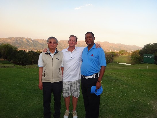 史國王家高爾夫俱樂部(Royal Swazi Golf Club)歡送蔡大使明耀及夫人聯誼球賽，蔡大使明耀與南非高專Happy Hahlangu合影。