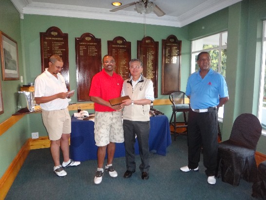 蔡大使明耀與南非高專Happy Hahlangu頒獎給王家高爾夫俱樂部(Royal Swazi Golf Club)會員 
