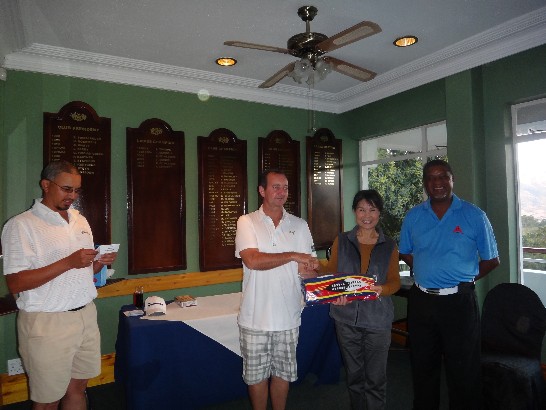 蔡大使夫人林玲玉與南非高專Happy Hahlangu頒獎給王家高爾夫俱樂部(Royal Swazi Golf Club)會員 