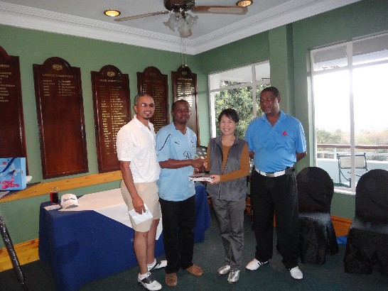 蔡大使夫人林玲玉與南非高專Happy Hahlangu頒獎給Royal Swazi Golf Club 得獎會員
