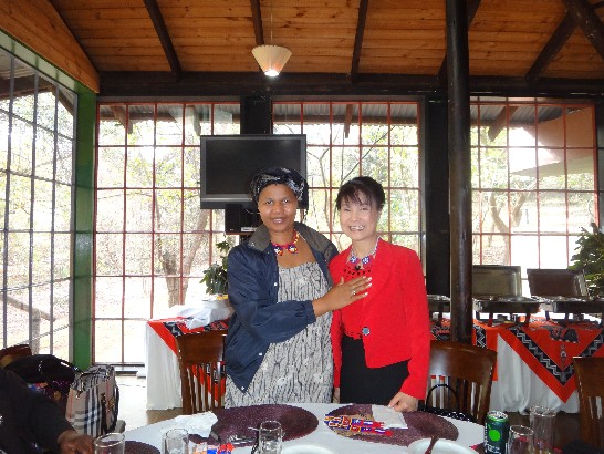 蔡大使夫人於8月19日向大王妃辭行，大王妃在Mantenga文化村款宴並共賞節目。