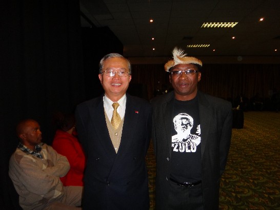 蔡大使明耀夫婦於8月19日應南非高專邀請前往欣賞「祖魯」Zulu名劇首映場，蔡大使與該劇導演合影。