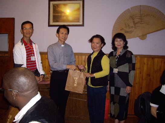 2013年天主教愛心志工團款宴，感謝醫療團陳醫師夫人在藥品管理上的協助
