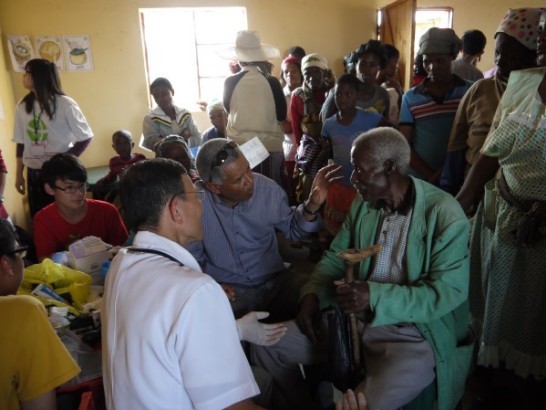 天主教台中教區8月 26日在史瓦濟蘭義診來看診病患太多了，排到大門口