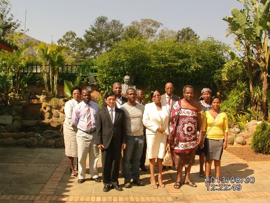 經濟企劃暨發展部部長項古聖親王(H.R.H. Prince Hlangusemphi Dlamini)與電資碩士班(5人)，農業碩士班(2人)全體合影留念